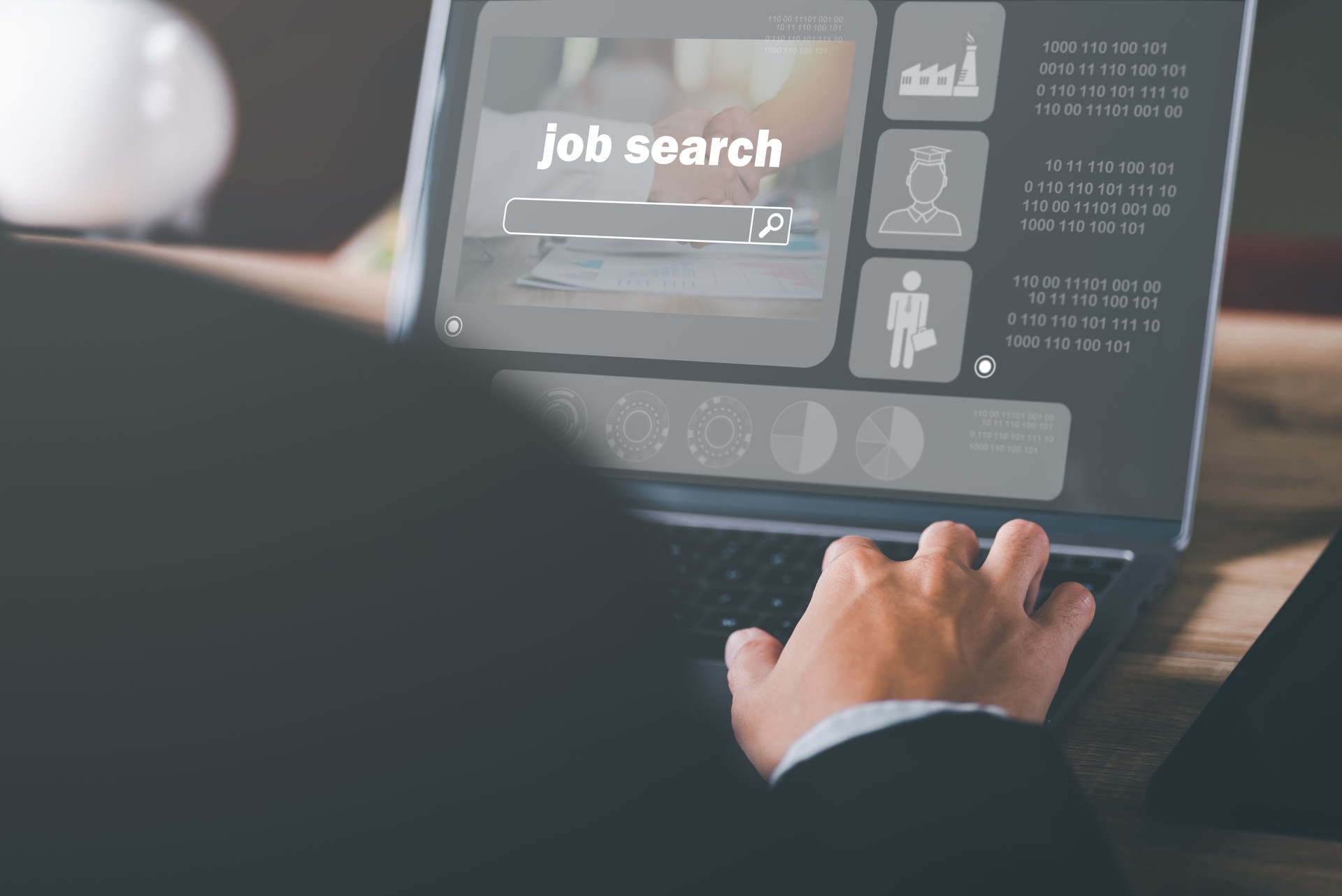 Mann mit Laptop zeigt Online-Jobsuche, Karriere-Suchideen, Rekrutierung, HR-Suche, Formular-Websites und Bewerbungen, Beschäftigungsmanagement von Agenturen mit Internet-Technologie